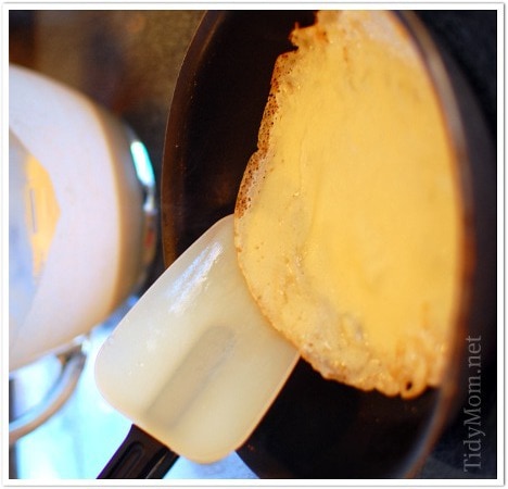 crepes1 turning crepes