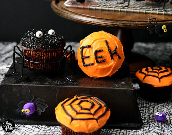 Easy Spooky Spider Cupcakes at TidyMom.net