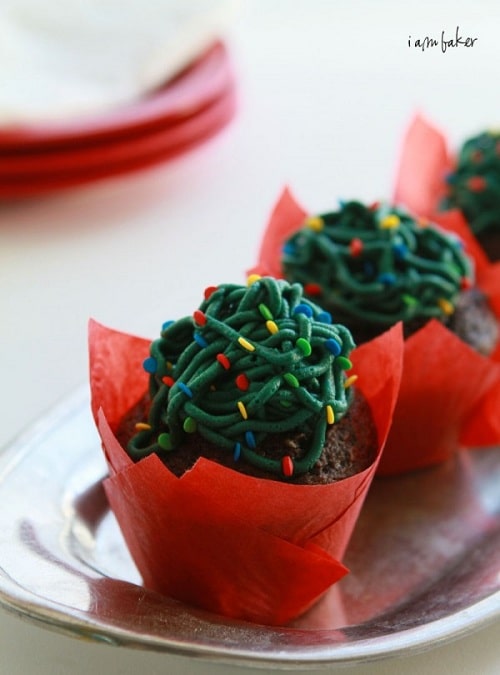 tangled Christmas lights cupcakes