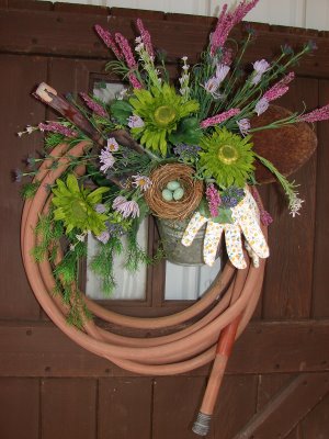 garden hose wreath at TidyMom.net