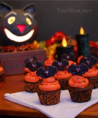 halloween cupcakes with chocolate bats on top
