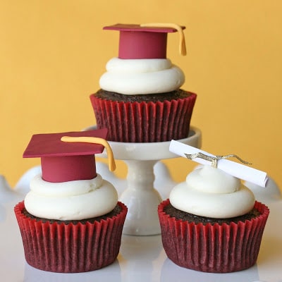 graduation-cupcakes image