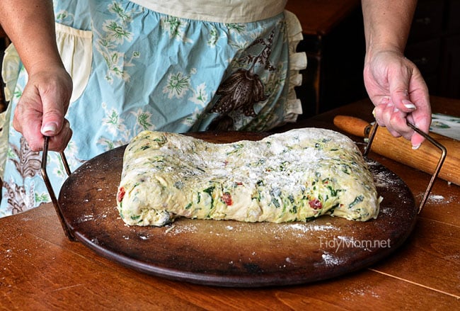 Chicken & Spinach Pizza Bread stuffed with cheese. Recipe at TidyMom.net