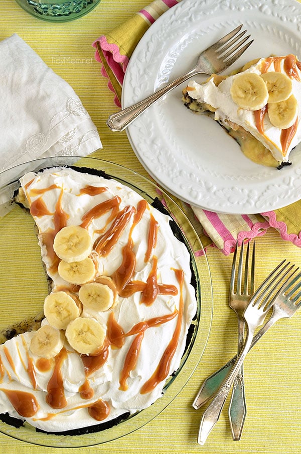 Quick and Easy Salted Caramel Banana Cream Pie with Oreo crust. Recipe at TidyMom.net