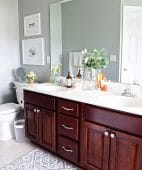 Cleaning your bathroom on a daily basis is an easy habit that should only take a few minutes Learn how to keep your bathroom clean in just 5 minutes a day with just 4 easy steps. Get all the cleaning details at TidyMom.net #bathroom #cleaning #howto #housekeeping #tidymom