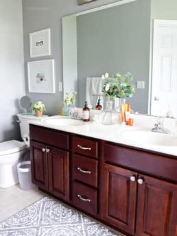 Cleaning your bathroom on a daily basis is an easy habit that should only take a few minutes Learn how to keep your bathroom clean in just 5 minutes a day with just 4 easy steps. Get all the cleaning details at TidyMom.net #bathroom #cleaning #howto #housekeeping #tidymom
