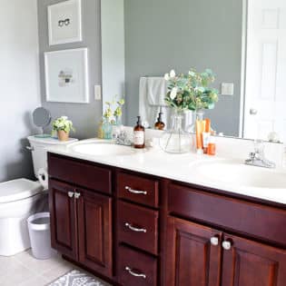Cleaning your bathroom on a daily basis is an easy habit that should only take a few minutes Learn how to keep your bathroom clean in just 5 minutes a day with just 4 easy steps. Get all the cleaning details at TidyMom.net #bathroom #cleaning #howto #housekeeping #tidymom