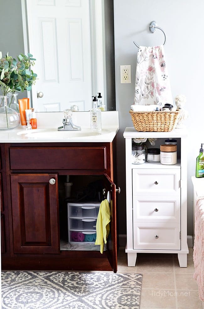 Mom likes to keep her bathroom neat and tidy. See her 9 simple