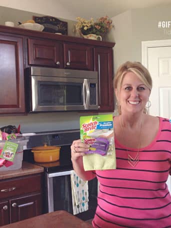 TidyMom get's the #GiftofClean - her family cleaned the house with the help of Scotch-Brite products for Mother's Day. Best gift EVER!