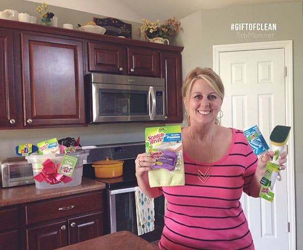 TidyMom get's the #GiftofClean - her family cleaned the house with the help of Scotch-Brite products for Mother's Day.  Best gift EVER!
