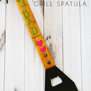 A Father’s Day gift that dad is sure to flip over. DIY Personalized Grill Spatula at Tidymom.net