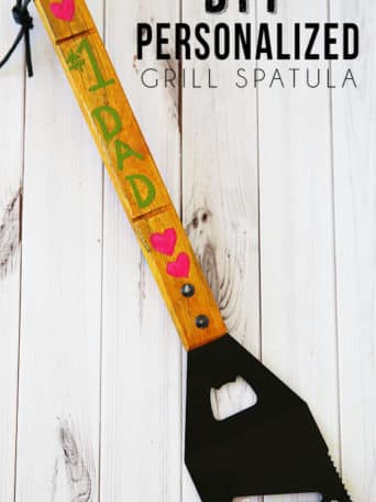 A Father’s Day gift that dad is sure to flip over. DIY Personalized Grill Spatula at Tidymom.net