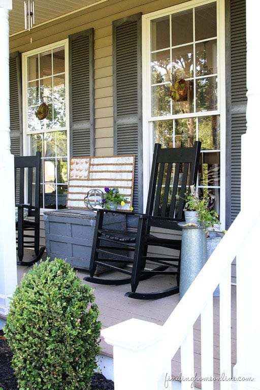 Bring a little bit of the beach right to your front porch.  DIY Rope and Shell Beach Flag from FindingHomeOnline.com tutorial at TidyMom.net