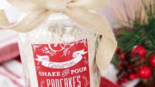 Great Handmade Gift Idea! Cinnamon Shake & Pour Pancake Mix In A Jar. Details at TidyMom.net