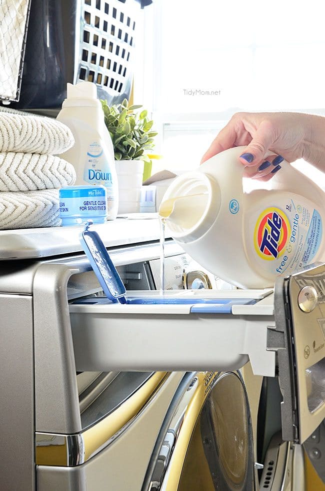 pouring liquid laundry detergent into washing machine: how to keep your house clean tips