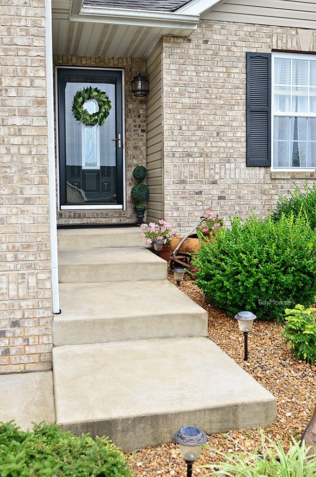 Simple 10 minute decorating | the front door.  Find more decorating ideas at TidyMom.net