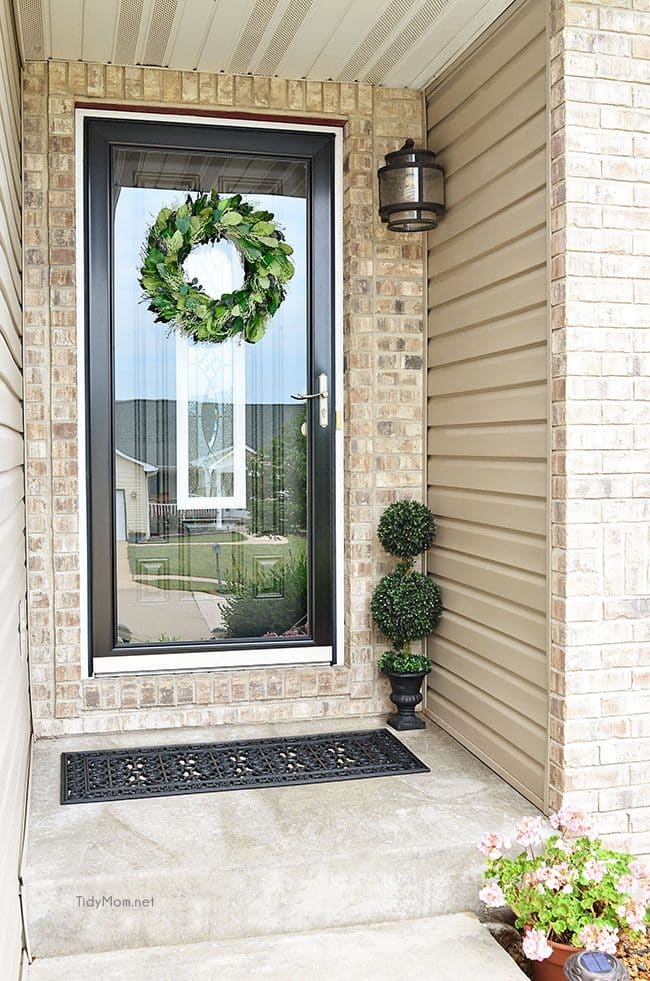 10 minute Idea! Quick and Easy Front Porch Update at TidyMom.net 