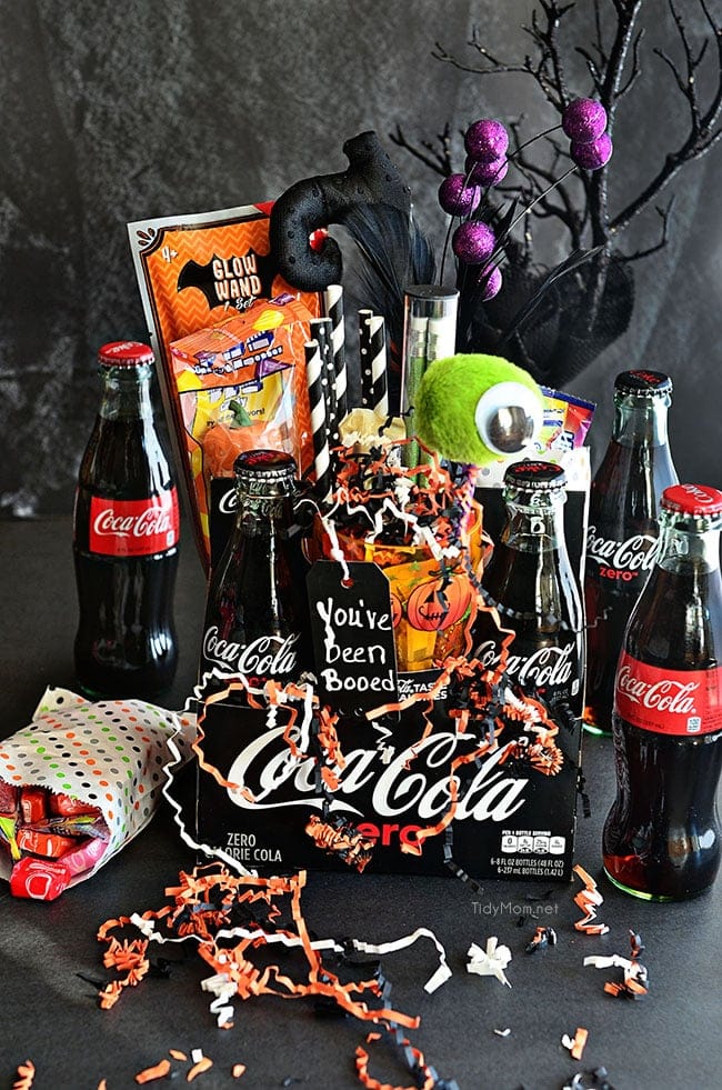 Coca-Cola Halloween Boo Kurv med gratis du har Blitt Booed utskrivbare på TidyMom.net