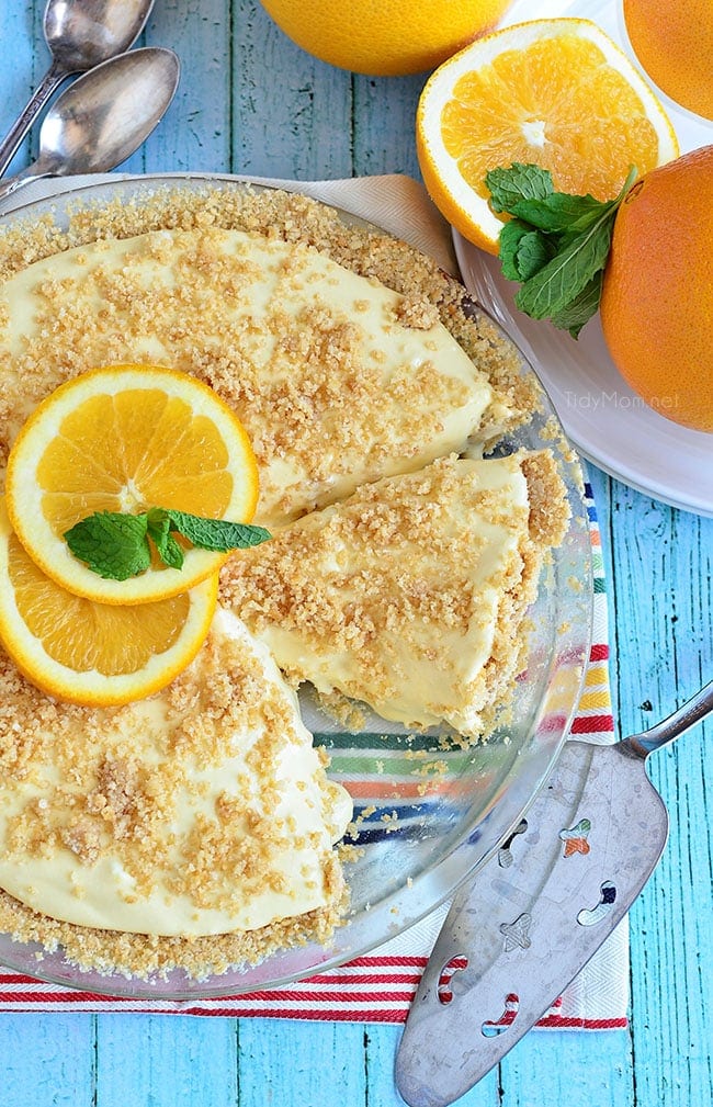  dacă sunteți un fan al ice cream truck Classic,orange creamsicles sau dreamsicles, veți iubi această plăcintă Frozen Creamsicle. Este tratamentul perfect de vară. Găsiți rețeta imprimabilă la TidyMom.net