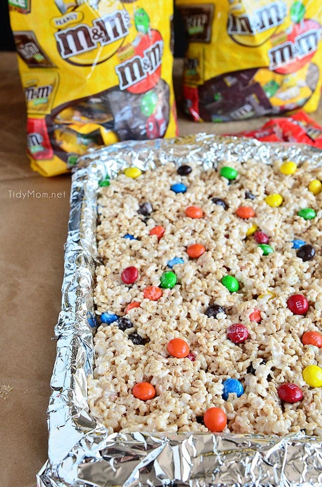 There is a little secret on how to make the perfect rice krispie treats at home!! An easy recipe, anyone can follow at TidyMom.net