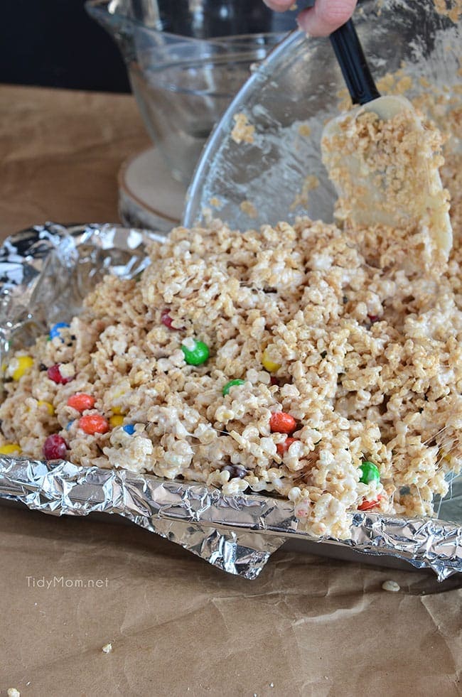 Here is a little secret : Learn to make the best sweet sticky perfect rice krispie treats at home!! An easy recipe, anyone can follow at TidyMom.net