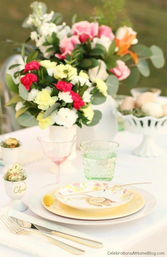 Easter Brunch Tablescape | Easter Dinner Meal Plan recipes, printables and decor ideas. Details at TidyMom.net 