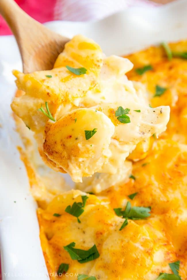 Easy Cheesy Au Gratin Potatoes | Easter Dinner Meal Plan recipes, printables and decor ideas. Details at TidyMom.net 