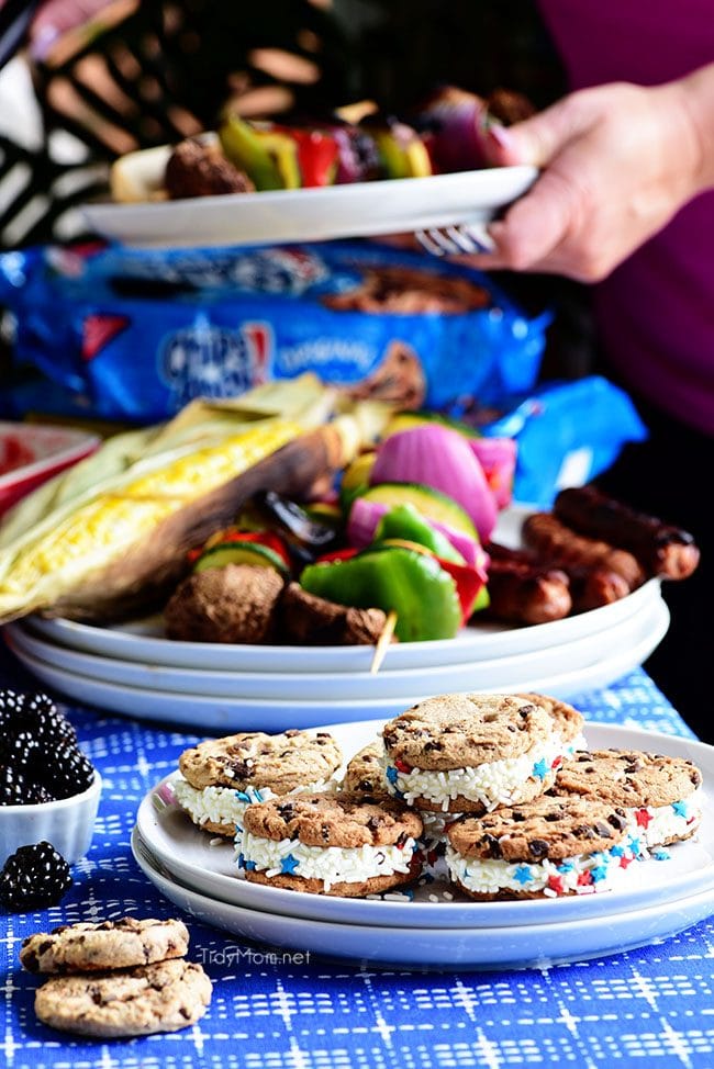 Easy Chocolate Chip Cookie Sandwich. Chips Ahoy Cookies, canned frosting and sprinkles are all you need for a quick fun party treat they will all love! Details at TidyMom.net