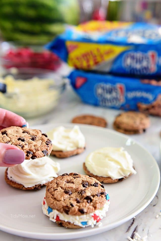 Easy Chocolate Chip Cookie Sandwich. Chips Ahoy Cookies, canned frosting and sprinkles are all you need for a quick fun party treat they will all love! Details at TidyMom.net