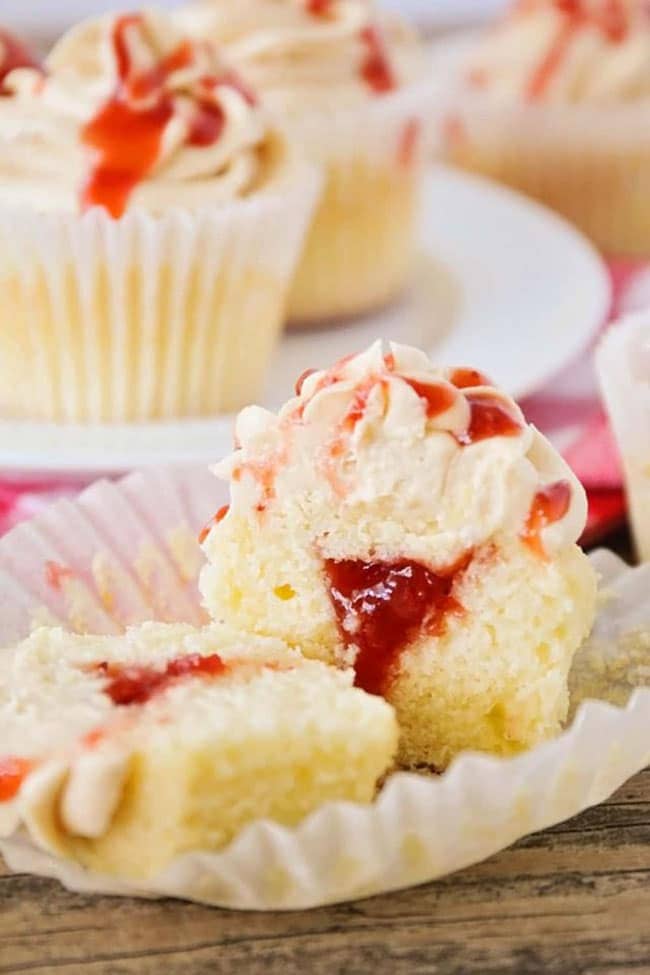 PEANUT BUTTER & JELLY CUPCAKES by The Baker Upstairs. Find crafts, printables, recipes and more for a Back to School Meal Plan at TidyMom.net