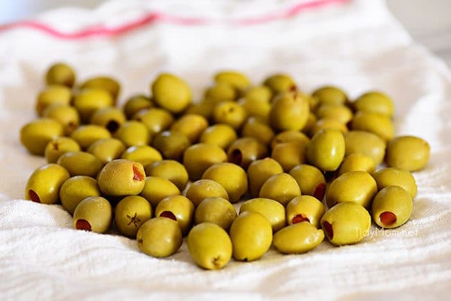 Cheesy Olive Bites: dry the olives
