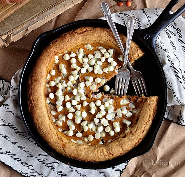 cheesecake skillet blondie in a cast iron skillet with 2 forks