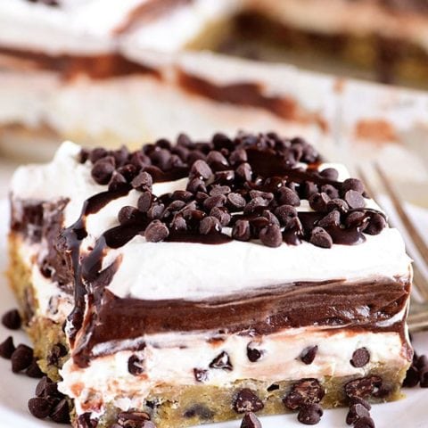 a big slice ofChocolate Chip Cookie Layered Delight on pink plate