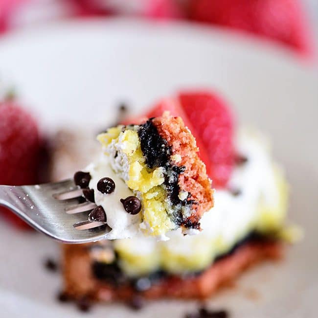 Bite of Strawberry Gooey Butter Cake is a simply delicious dessert bar with an unexpected Oreo cookie layer