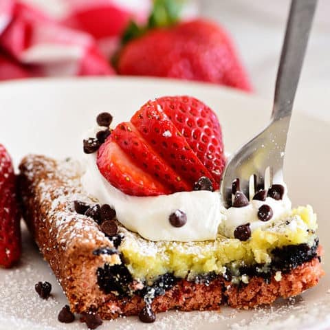 This Strawberry Gooey Butter Cake is a simply delicious dessert bar with an unexpected Oreo cookie layer. If you are a fan of strawberries, you will love this easy dessert recipe. Print the full recipe at TidyMom.net