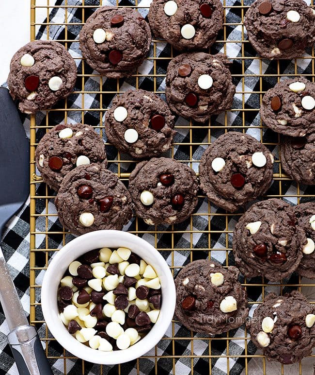 Oreo Pudding Cookies on cooling rack