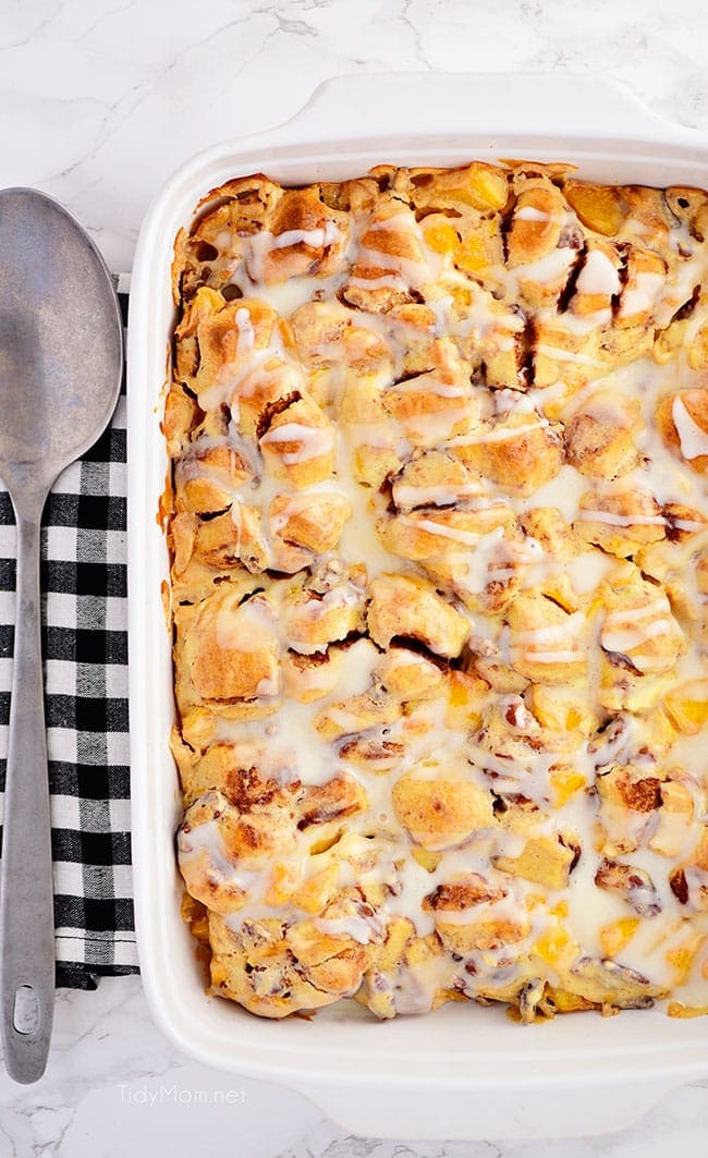 Cinnamon Roll Peach Cobbler i en gryderet