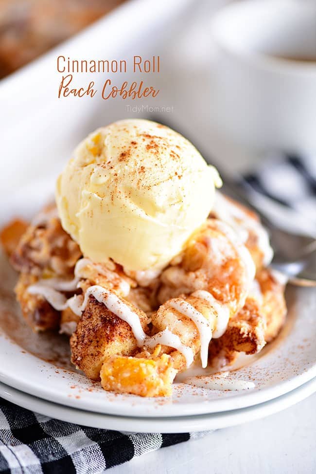  Cinnamon Roll Peach Cobbler mit Vanilleeis