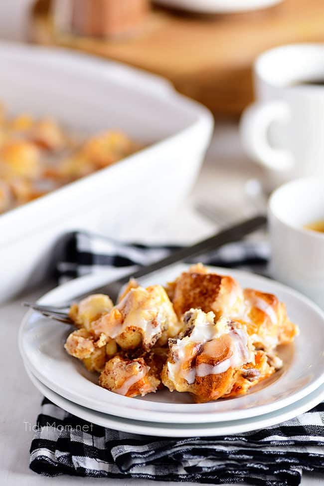 Cinnamon Roll Peach Cobbler vaniljakuorrutuksella