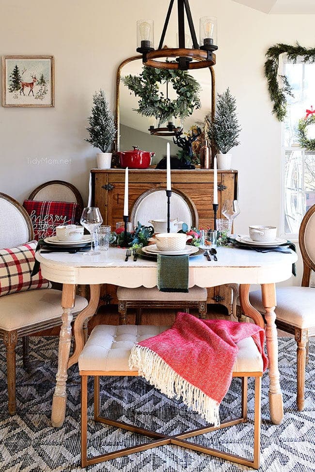 Simple Christmas dinning room decor