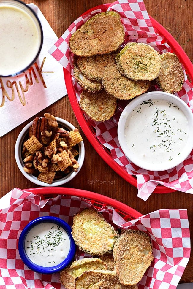 2 cestini di sottaceti fritti al forno, chex party mix e una birra