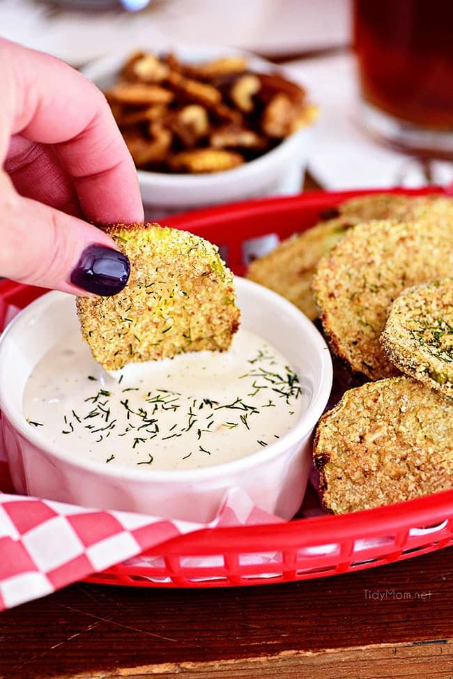 sottaceti fritti al forno in un cestino con salsa ranch