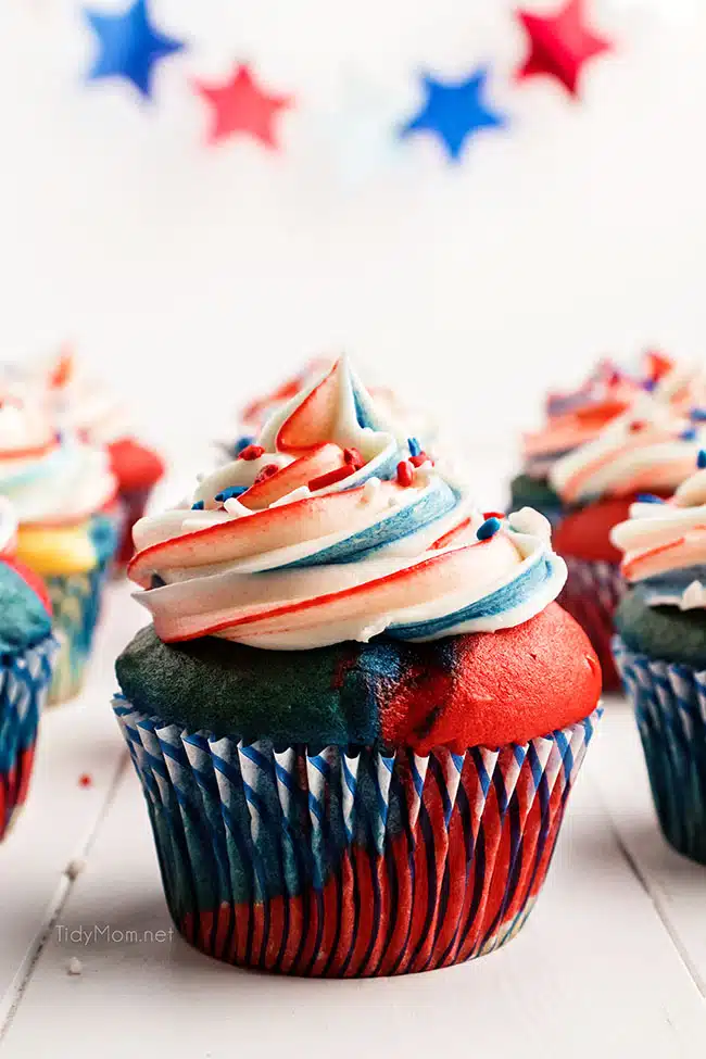 red white blue cupcakes pic.jpg
