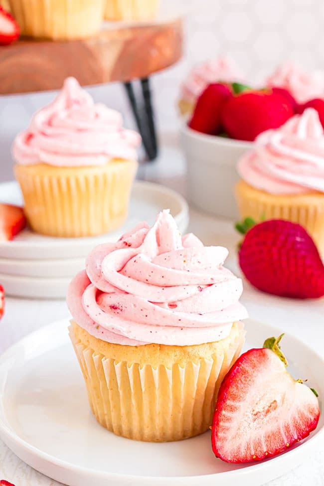 strawberry cupcakes with cake mix and fresh strawberries