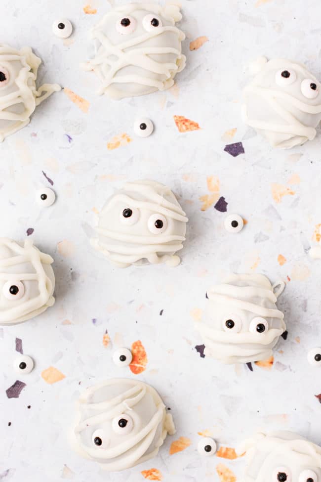 Cute mummy truffles with oreos for halloween