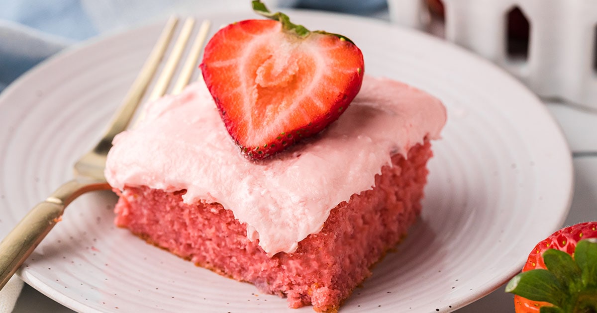 Easy Strawberry Cake TidyMom®