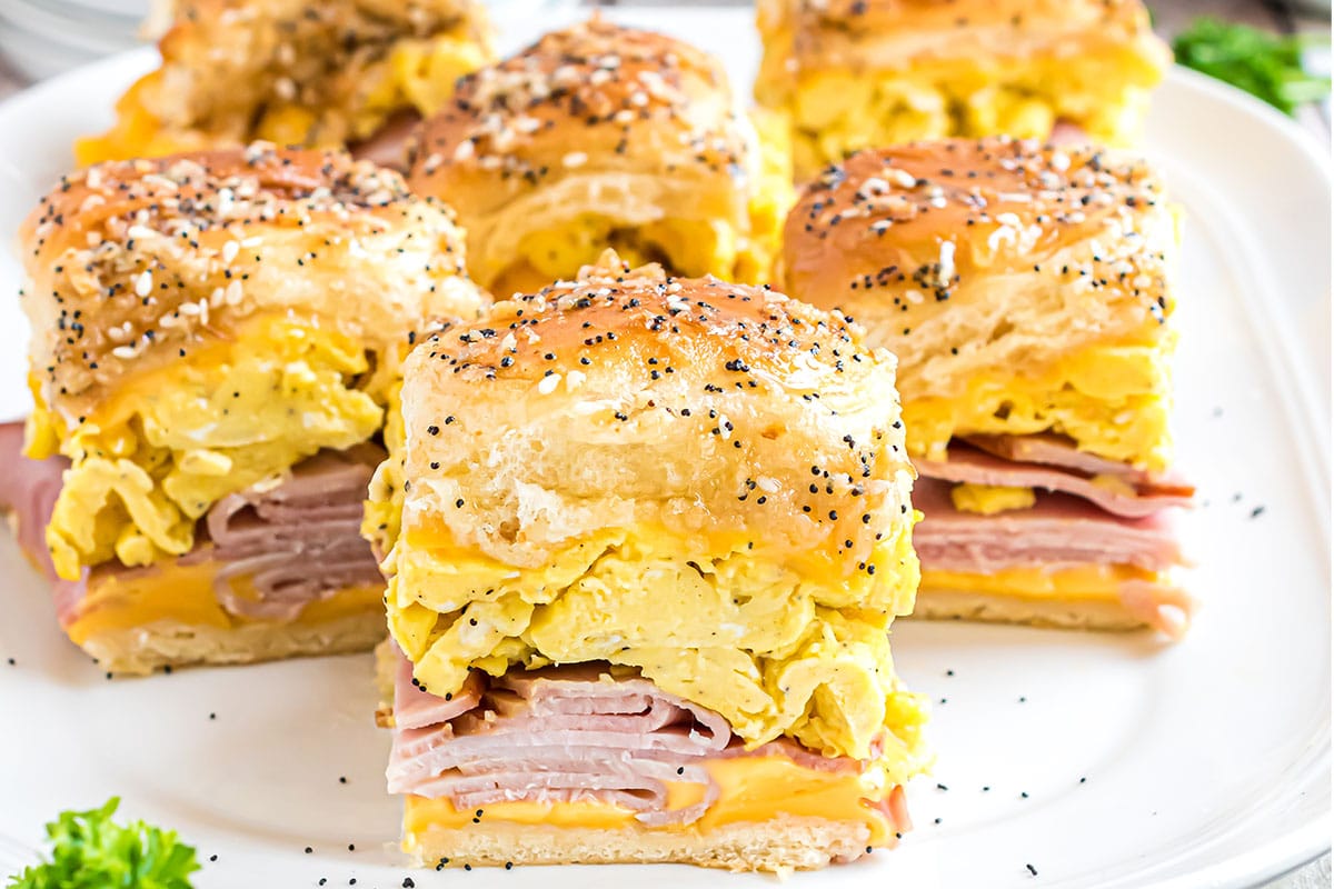 Cheesy Breakfast Sliders With Ham And Eggs - TidyMom®