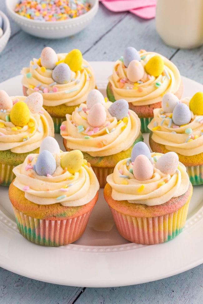 A plate of Easter cupcakes