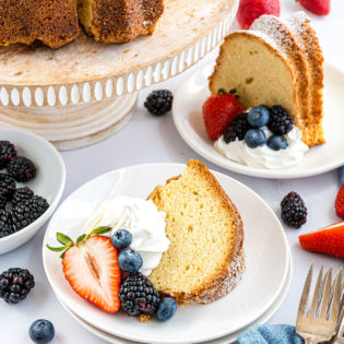 pound cake with berries and whipped cream