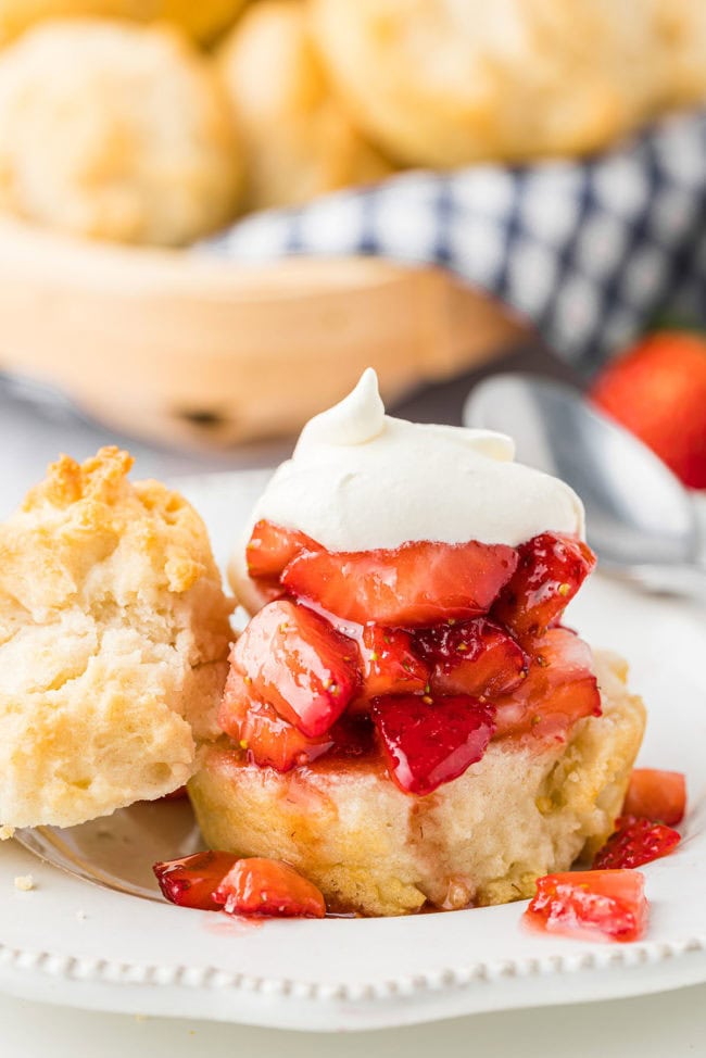 mayonnaise biscuits with strawberries and whipped cream